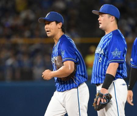 　３回、追加点を許して牧（右）から声をかけられる今永（撮影・堀内翔）