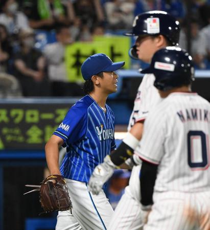 　５回、オスナに２点適時打を打たれた今永。手前は生還する村上（撮影・堀内翔）