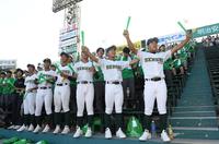 　学校応援団が到着できず、声を張り上げながら応援する専大松戸ナイン（撮影・中田匡峻）