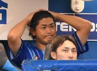 　５回終了後、ベンチで頭をおさえる今永（撮影・堀内翔）