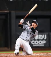 　５回、空振り三振を喫する角中（撮影・中島達哉）