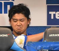 　２回を投げ終えて悔しそうな表情でエルボーガードを着ける今永（撮影・堀内翔）