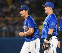 　３回、追加点を許して牧（右）から声をかけられる今永（撮影・堀内翔）