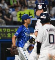 　５回、オスナに２点適時打を打たれた今永。手前は生還する村上（撮影・堀内翔）