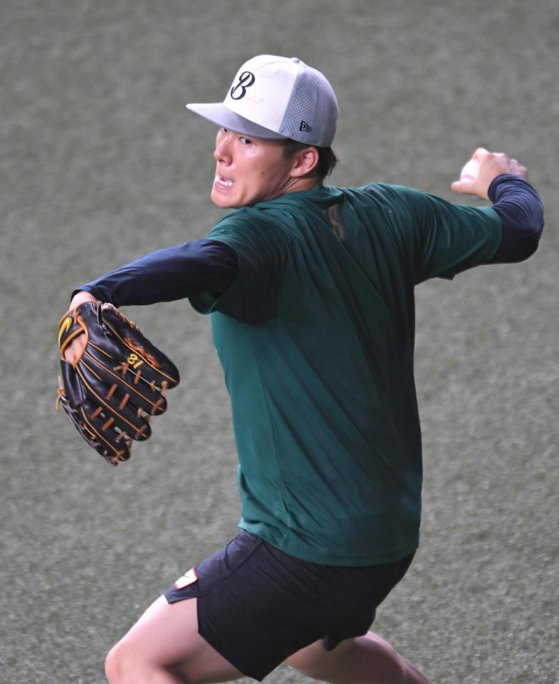 　入念にキャッチボールする山本（撮影・北村雅宏）