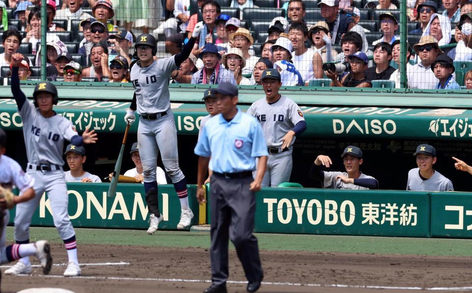 　１０回、勝ち越し喜ぶ清原勝児（中央）ら慶応ナイン（撮影・山口登）