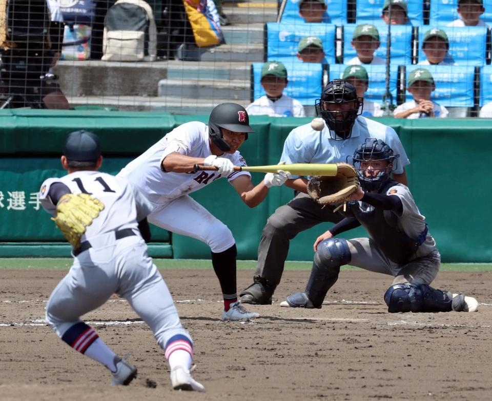 　９回、広陵・真鍋慧は送りバントを失敗する（撮影・山口登）