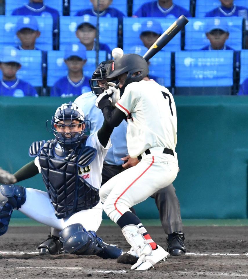 　５回、勝ち越しとなる押し出し死球を受ける土浦日大・太刀川幸輝（撮影・中田匡峻）