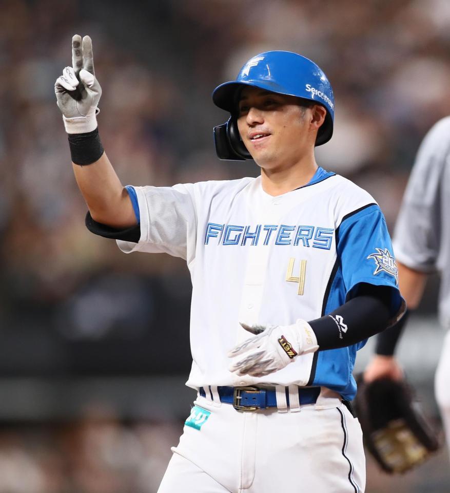 　２回、先制適時打を放ち、塁上でポーズをとる上川畑（撮影・中島達哉）