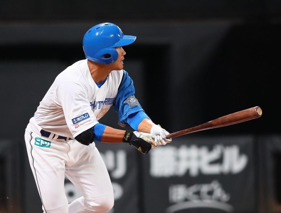 　２回、２点適時三塁打を放つ王（撮影・中島達哉）