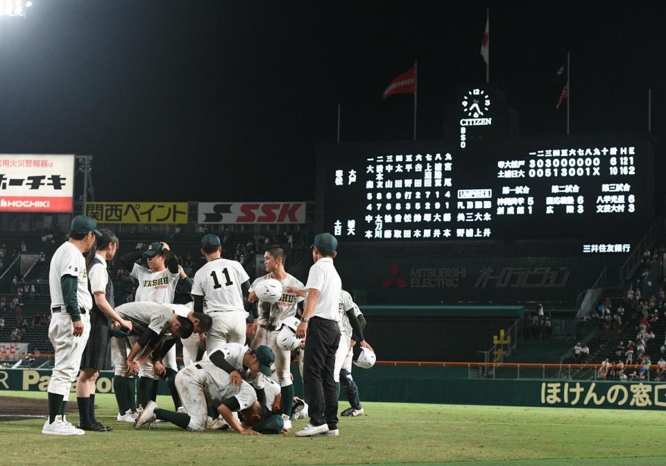 　試合に敗れ、落胆する専大松戸ナイン（撮影・石井剣太郎）