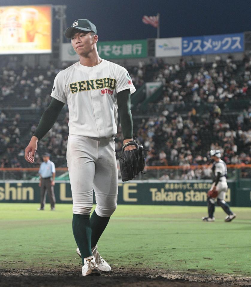 　ブルペンに入る専大松戸・平野大地（撮影・石井剣太郎）