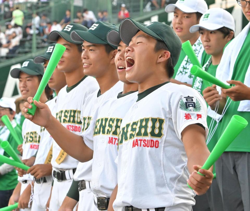 　声を張り上げるアルプスの専大松戸ナイン（撮影・中田匡峻）