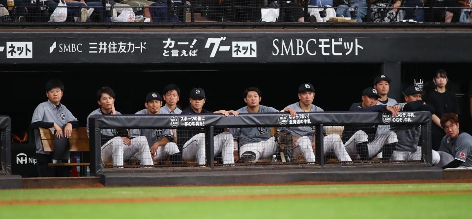 　９回、戦況を見つめるロッテナイン（撮影・中島達哉）