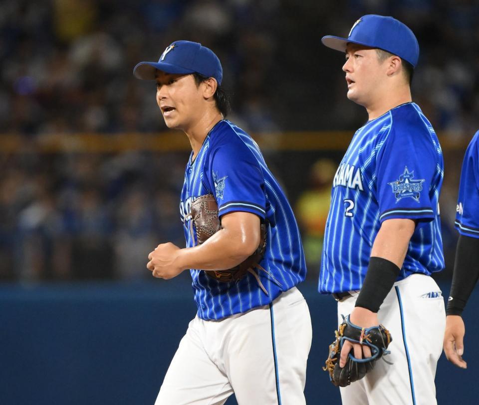 　３回、追加点を許して牧（右）から声をかけられる今永（撮影・堀内翔）