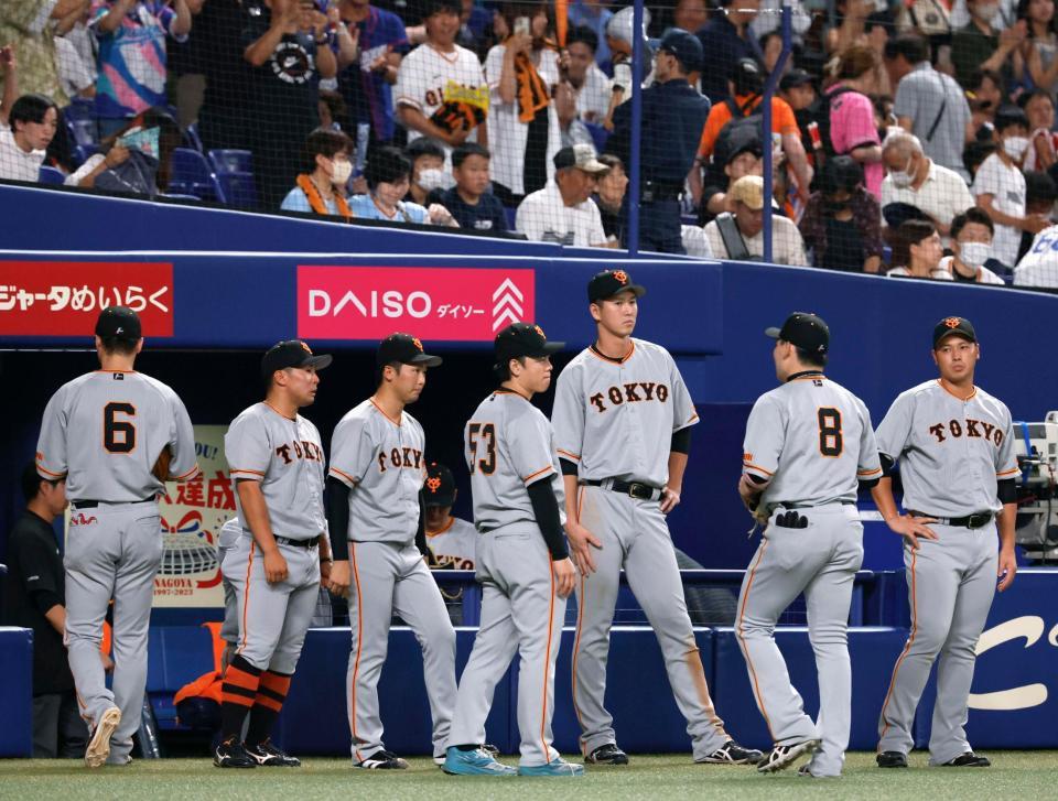 　中日にサヨナラ負けし、肩を落とす巨人ナイン