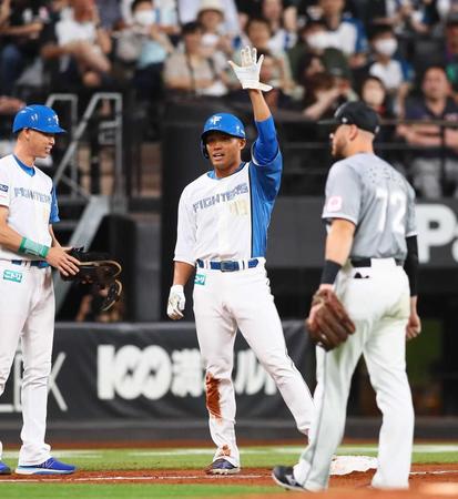 　２回、２点適時三塁打を放った王柏融（中央）はベンチに向かってポーズ（撮影・中島達哉）