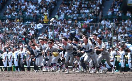 　ベスト８進出を決め大喜びでスタンドへ駆け出す清原（左から２人目）ら慶応ナイン