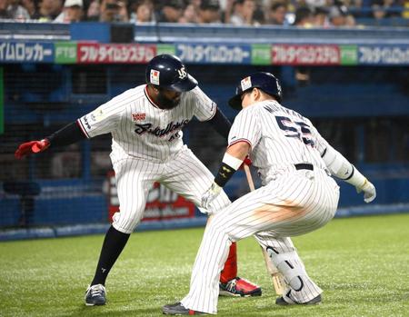 　４回、２ランを放ちサンタナ（左）と喜び合う村上（撮影・堀内翔）