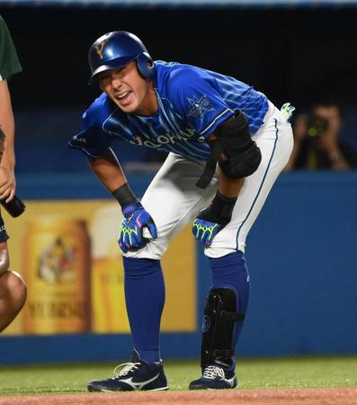 　７回、死球を受けて痛そうな表情を見せる代打の大田（撮影・堀内翔）