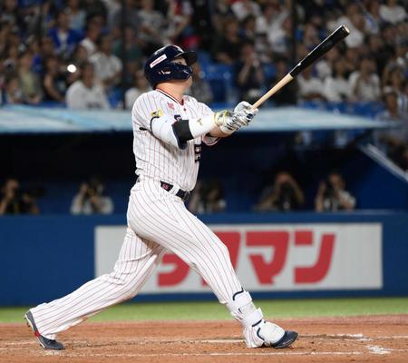 　４回、村上が右越え２ランを放つ（撮影・堀内翔）