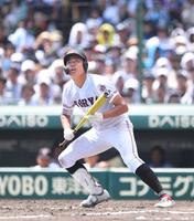 　９回、送りバントを試みるも三飛に倒れた広陵・真鍋（撮影・開出牧）