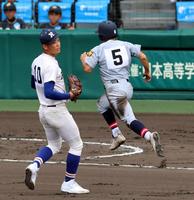 　８回、スクイズを決められ勝ち越しを許す履正社・福田幸之介（撮影・山口登）