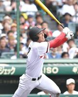 　１回、先制犠飛を放つおかやま山陽・土井研照（撮影・石井剣太郎）