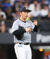 　１回、松本剛を三振に仕留め、通算１０００奪三振を達成した美馬（撮影・中島達哉）