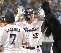 　４回、２ランを放ち迎えられる村上（撮影・堀内翔）