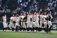 　ベスト８進出を決めスタンドに向かってガッツポーズを決める神村学園ナイン（撮影・開出牧）