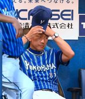 　２回、ベンチに座りながら帽子を被り直す三浦監督（撮影・堀内翔）