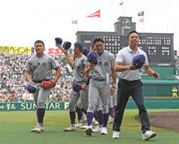 　アルプスにあいさつを終え、引き揚げる花巻東・佐々木麟太郎（左）と佐々木洋監督（中央）＝撮影・中田匡峻