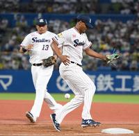 　３回、一塁手・オスナからの送球をロドリゲスが捕れずに先制を許す（撮影・堀内翔）