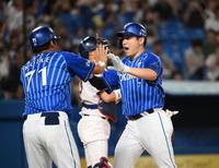 　７回、２ランを放ち生還して小池コーチ（左）に迎えられる佐野（撮影・堀内翔）