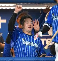 　３回、大和が中前打を放ちベンチで喜ぶ牧（撮影・堀内翔）