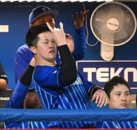 　３回、大和が中前打を放ちベンチでポーズを決める牧（撮影・堀内翔）