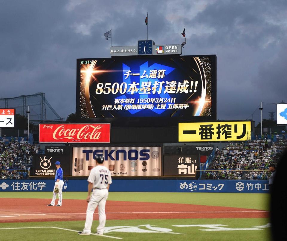 　２回、ヤクルト・村上が先制のソロを放ちチーム通算８５００本塁打を達成する（撮影・堀内翔）