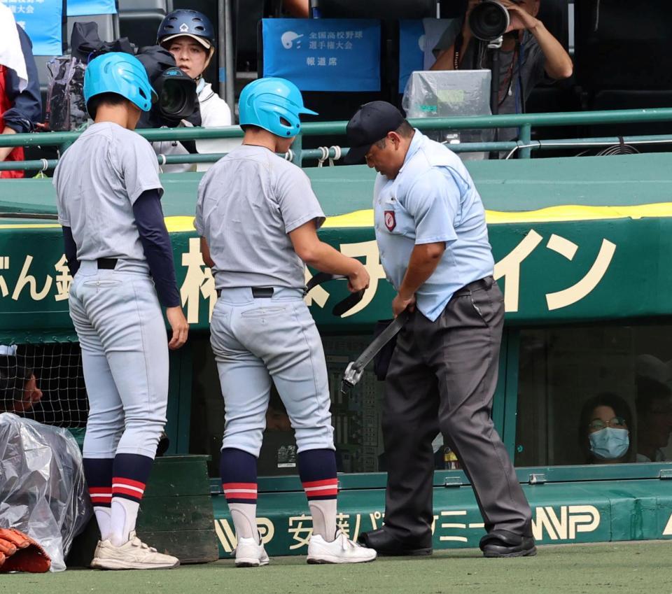 　７回、鈴木球審のベルトが切れ、試合が中断する（撮影・山口登）