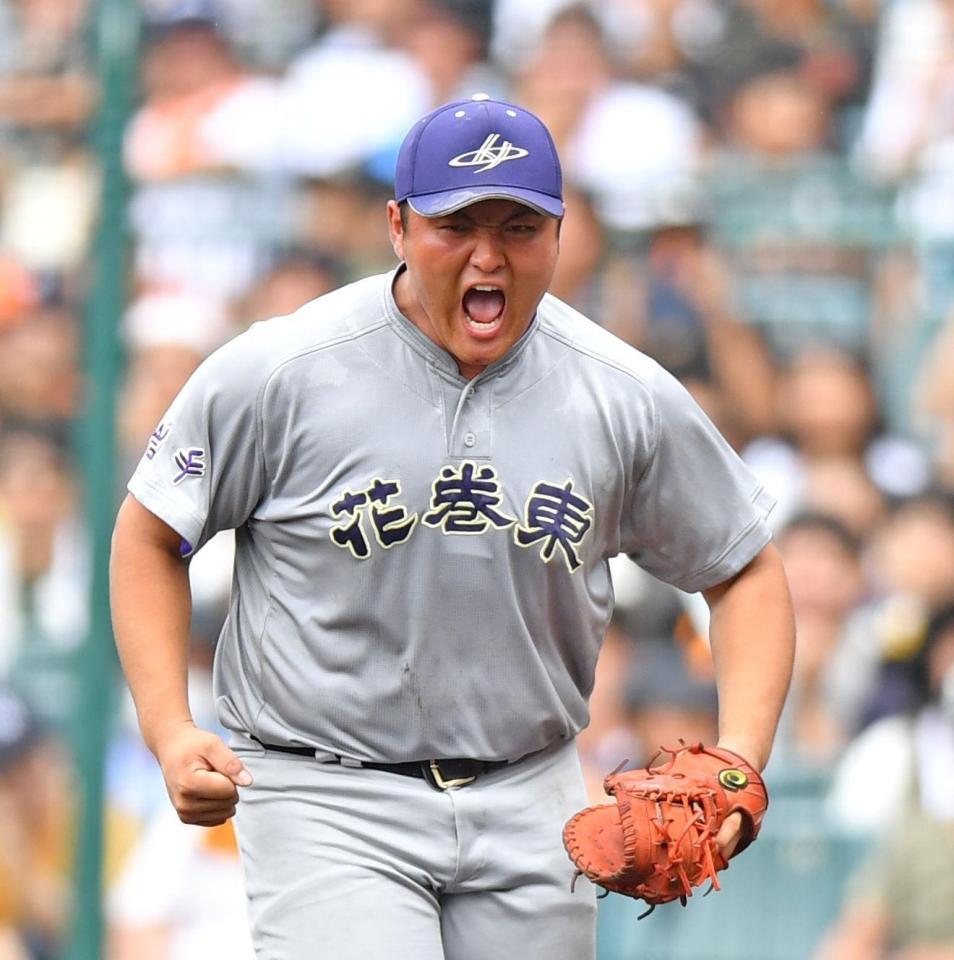 　９回、智弁学園・中山の打球を処理した花巻東・佐々木麟太郎はガッツポーズ（撮影・中田匡峻）