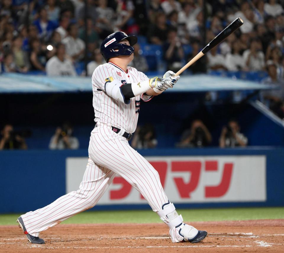　４回、村上が右越え２ランを放つ（撮影・堀内翔）