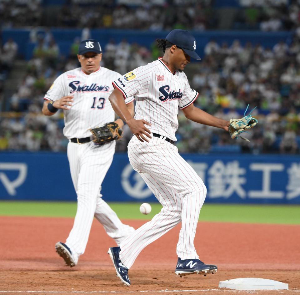 　３回、一塁手・オスナからの送球をロドリゲスが捕れずに先制を許す（撮影・堀内翔）