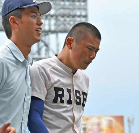　仙台育英に敗れ、仲間に支えられながら引き揚げる履正社・福田幸之介（右）＝撮影・中田匡峻