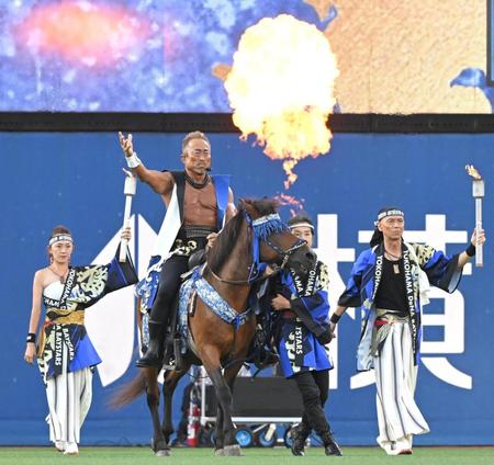 馬に乗って登場する角田信朗（撮影・高部洋祐）