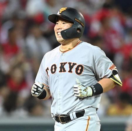 ５回、２ランを放った浅野は笑顔で本塁へ走る（撮影・田中太一）