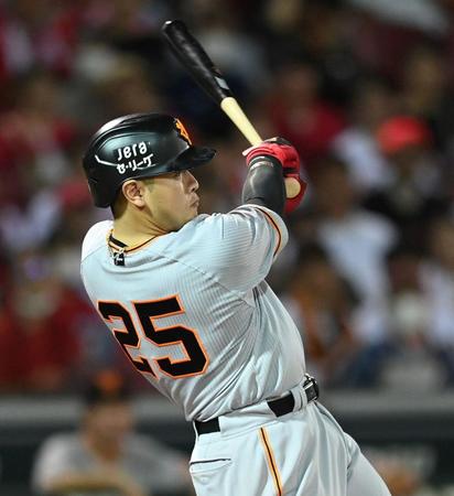 ９回、勝ち越し二塁打を放つ巨人・岡本和真＝マツダスタジアム（撮影・田中太一）