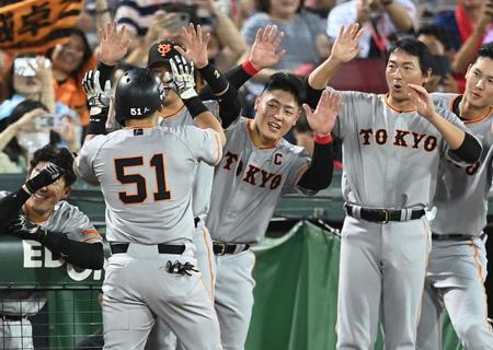 ５回、２ランを放っ浅野（左）は岡本和、長野らに迎えられる（撮影・田中太一）