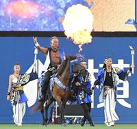 馬に乗って登場する角田信朗（撮影・高部洋祐）