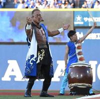 熱唱する角田信朗（撮影・高部洋祐）