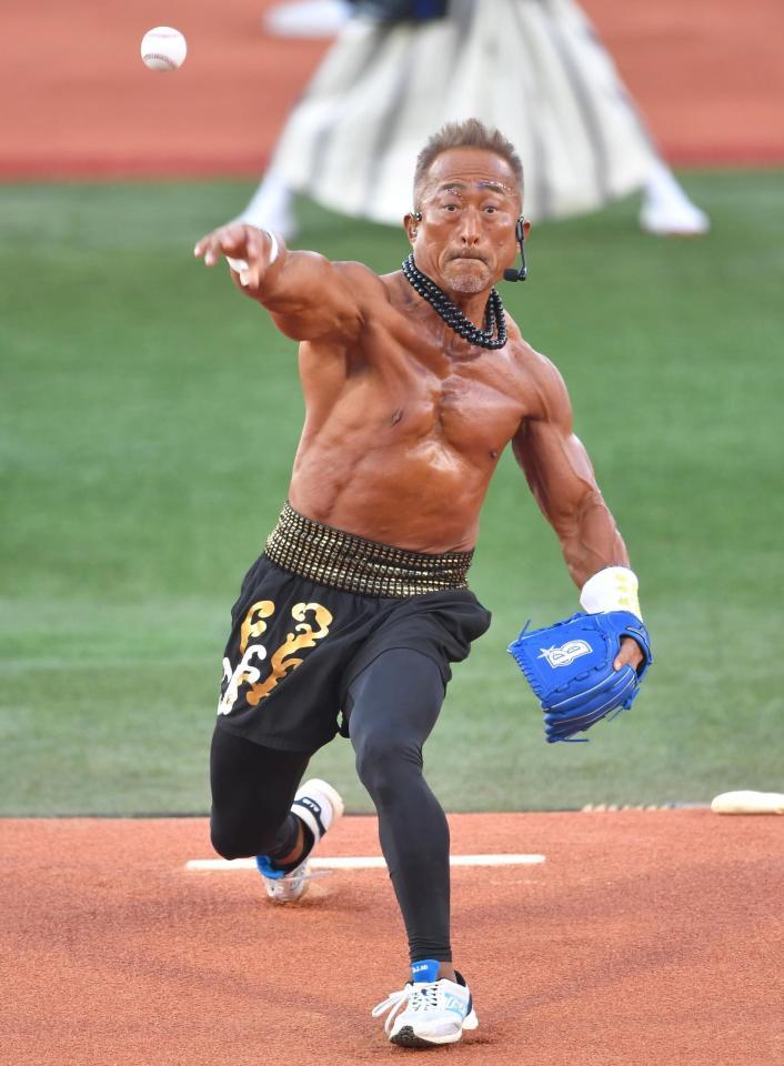 肉体美を披露しながら始球式を務めた角田信朗（撮影・出月俊成）